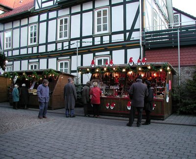 Zwei Stände auf einem Weihnachtsmarkt vor einem Fachwerkhaus