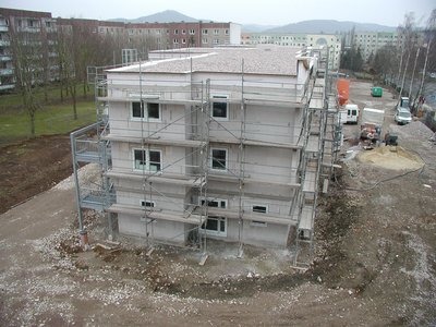 In Bau befindendes Wohngebäude mit Baugerüst