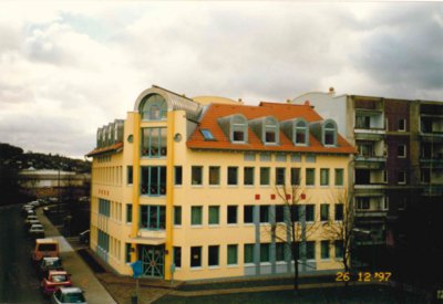 Viergeschössiges Geschäftsgebäude mit gelber Fassade