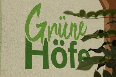 Aufschrift "Grüne Höfe" auf einer Hauswand