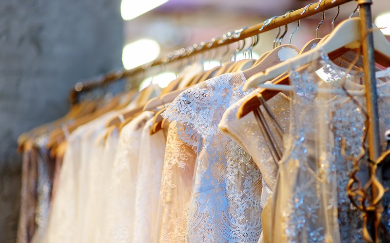 Verschiedene Brautkleider an einem Kleiderständer