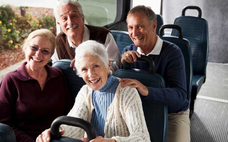 Zwei ältere Paare in einem Bus