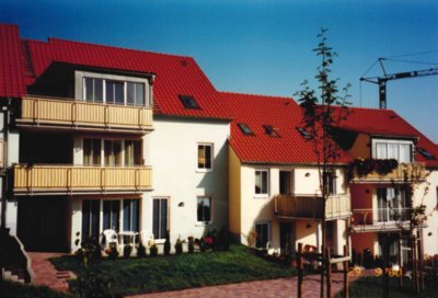 Neugebauter Wohnkomplex mit Balkonen und kleinen Vorgarten