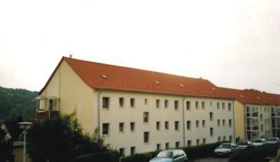 Wohnblock mit gelber Fassade