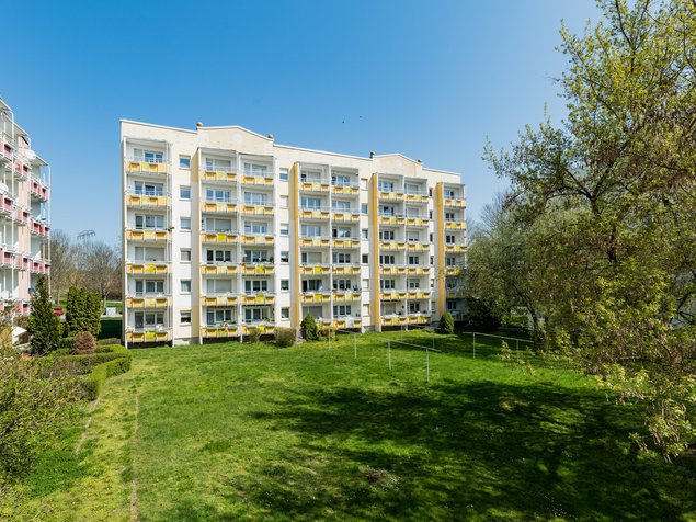 Wohnblock mit Balkone und Rasenfläche im Hof