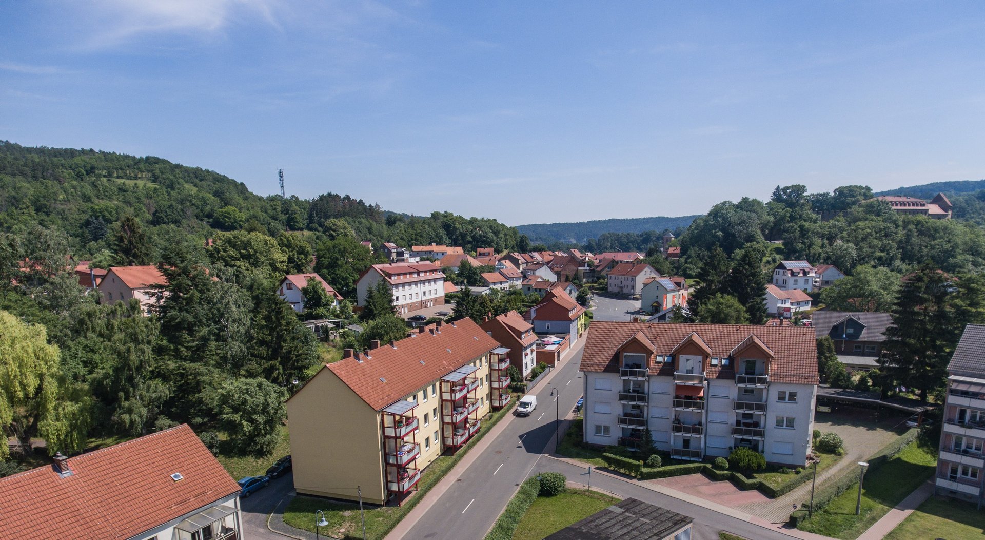 Blick über die Wohnblöcke in der Stadt Creuzburg