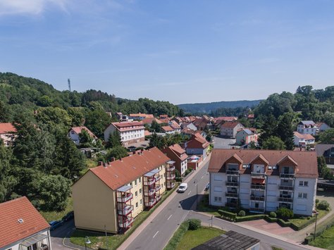 Blick über die Wohnblöcke in der Stadt Creuzburg