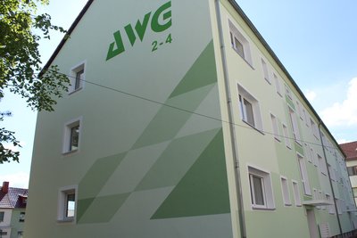 Hausfassade mit AWG-Logo