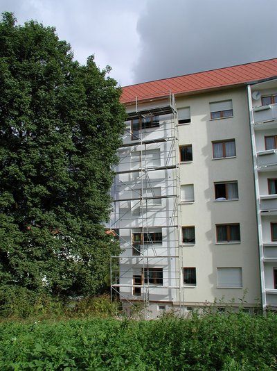 Außenfassade eines Wohngebäudes mit Baugerüst