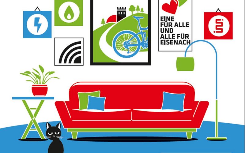 Illustration eines Wohnzimmers mit Couch, Stehlampe, Bildern an der Wand und einer schwarzen Katze