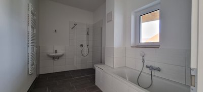 Badezimmer mit ebenerdiger Dusche, Badewanne und Waschbecken